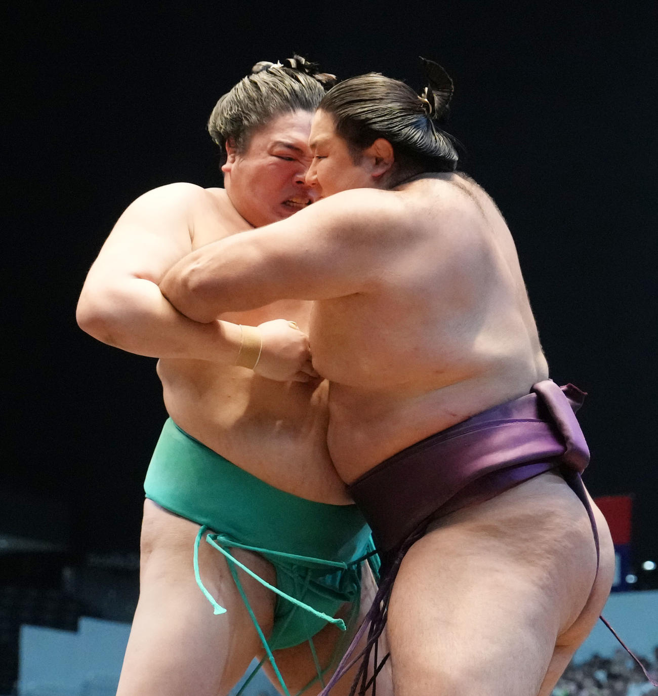 一山本（左）は狼雅を攻める（撮影・森本幸一）