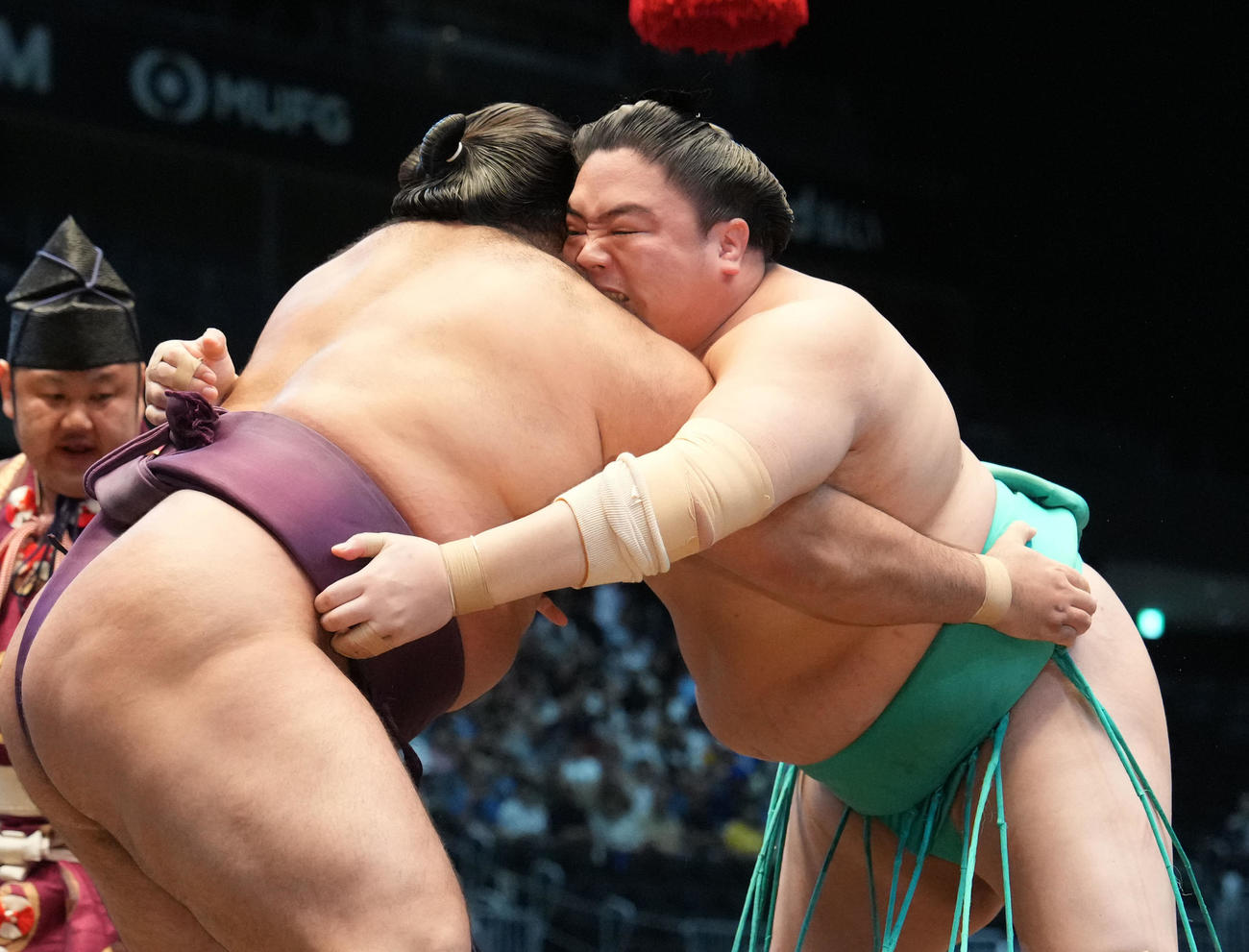 一山本（右）は狼雅を攻める（撮影・森本幸一）