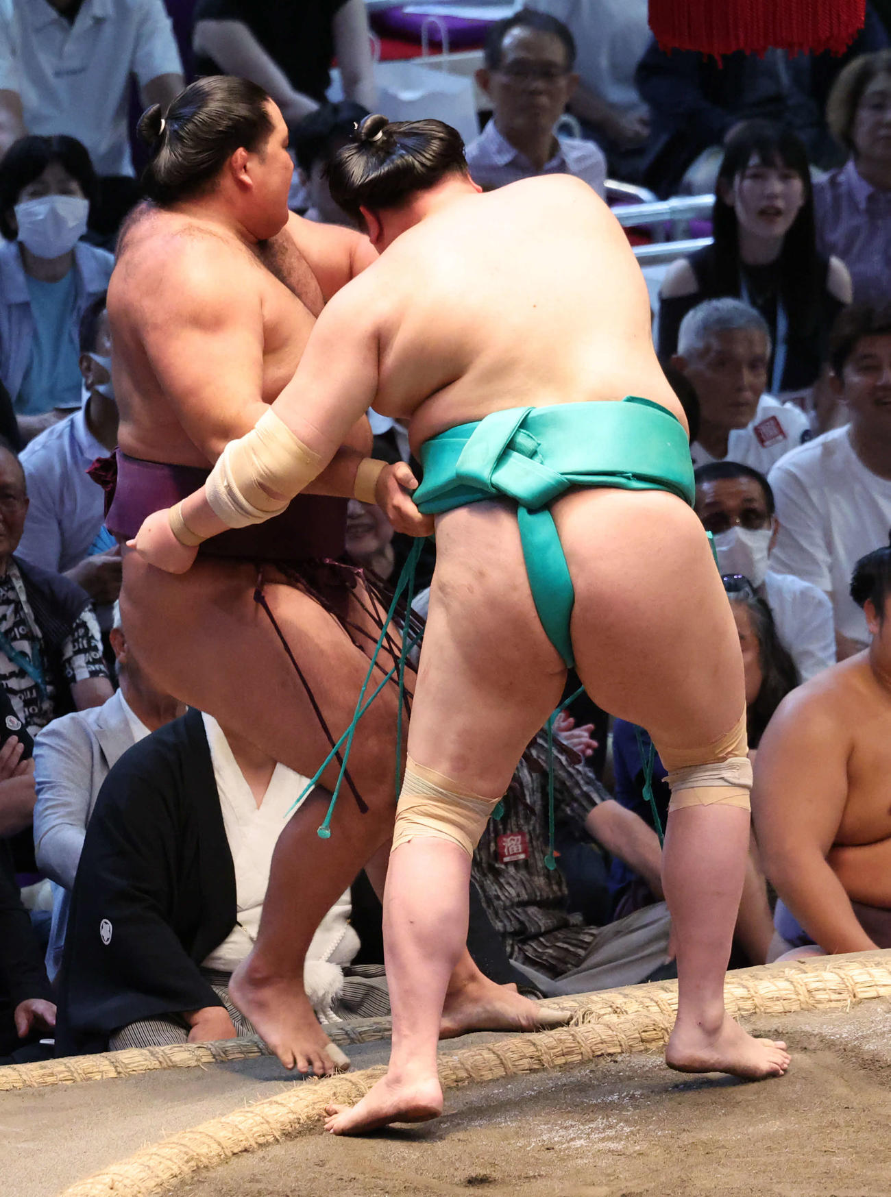 一山本（右）は寄り切りで狼雅を下し全勝を守った（撮影・西尾就之）