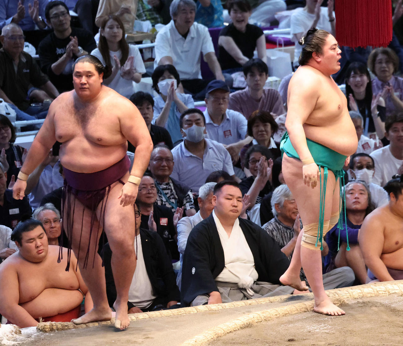 一山本（右）は寄り切りで狼雅を下し全勝を守った（撮影・西尾就之）