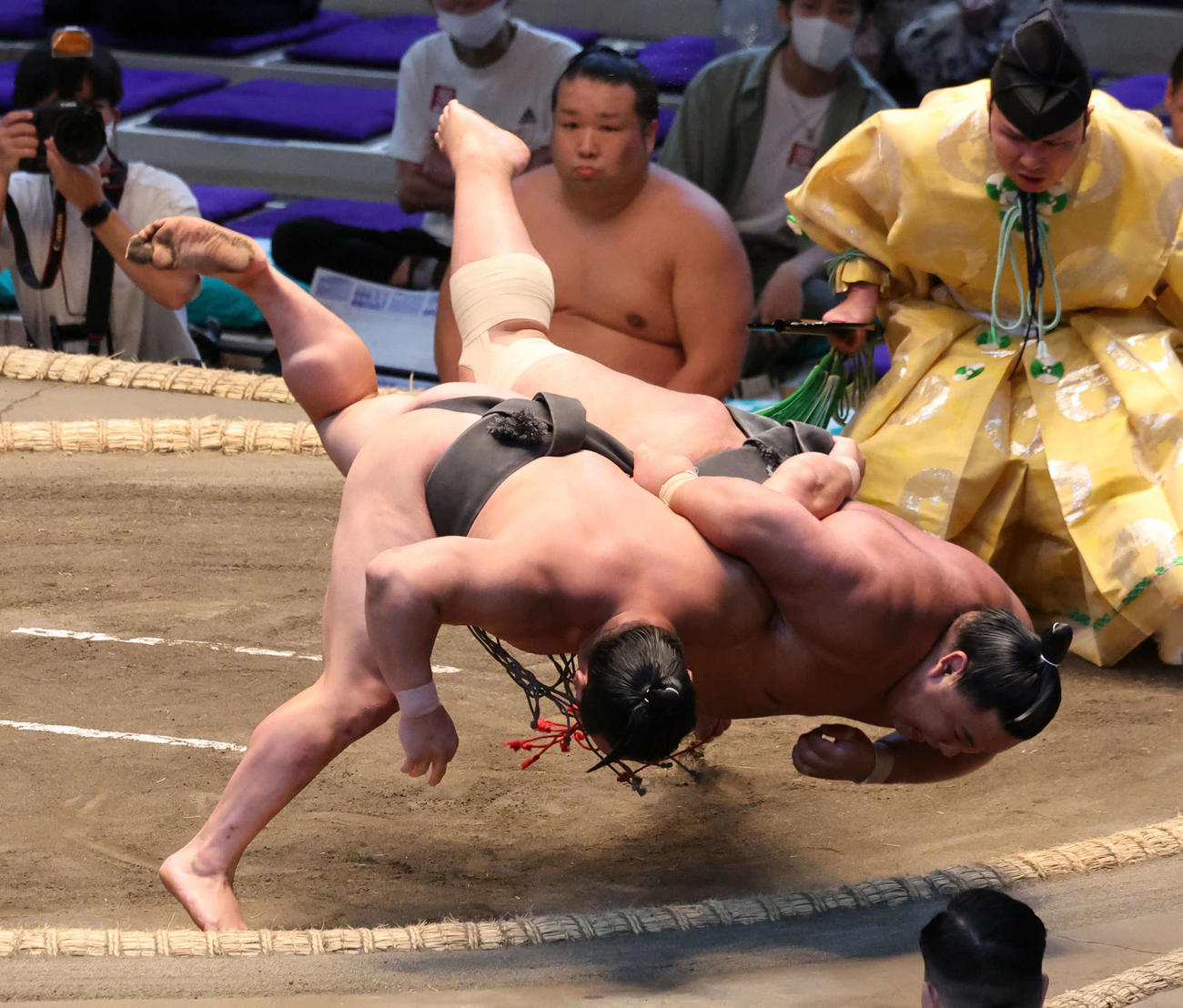 幕下の炎鵬（左）は左下手投げで北大地を下し2勝1敗とした（撮影・西尾就之）