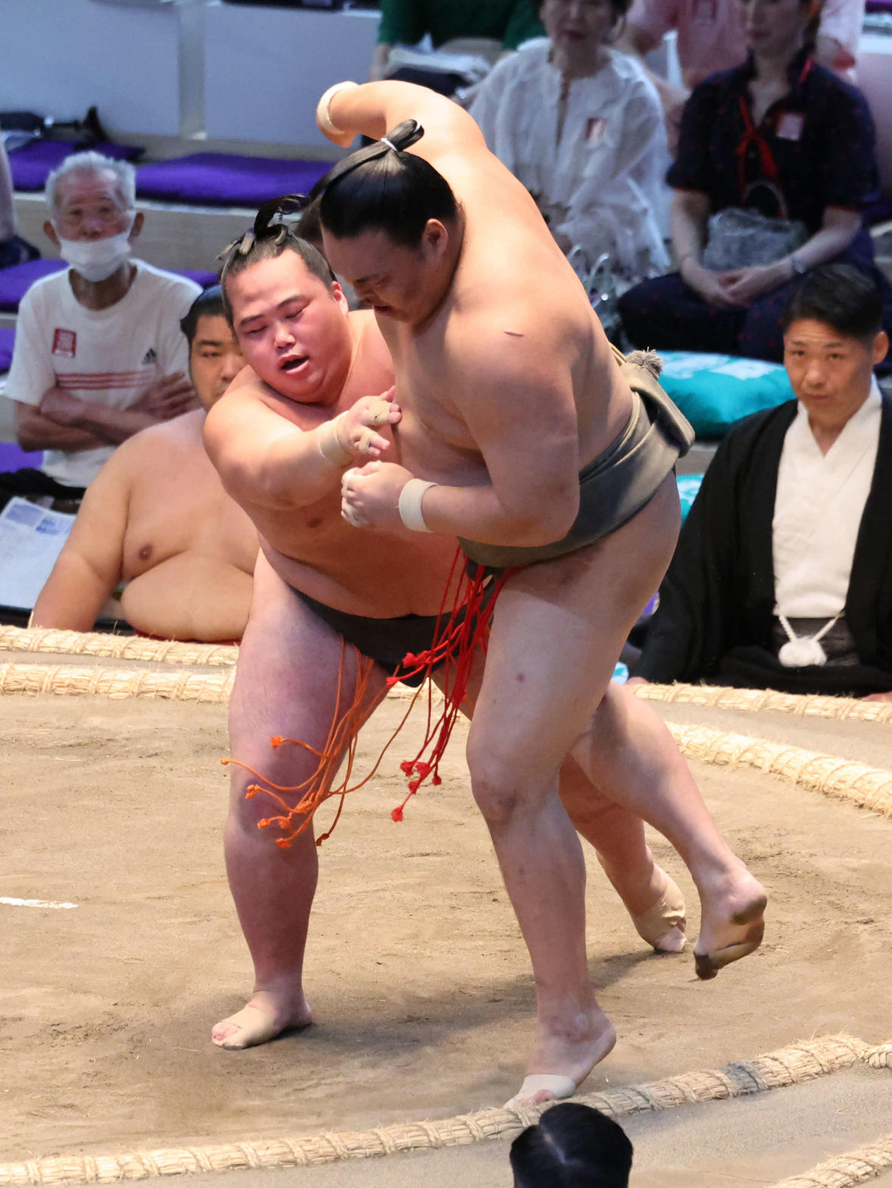 弓取り式を担当している幕下の花の海（左）は押し出しで豪刃雄を下した（撮影・西尾就之）