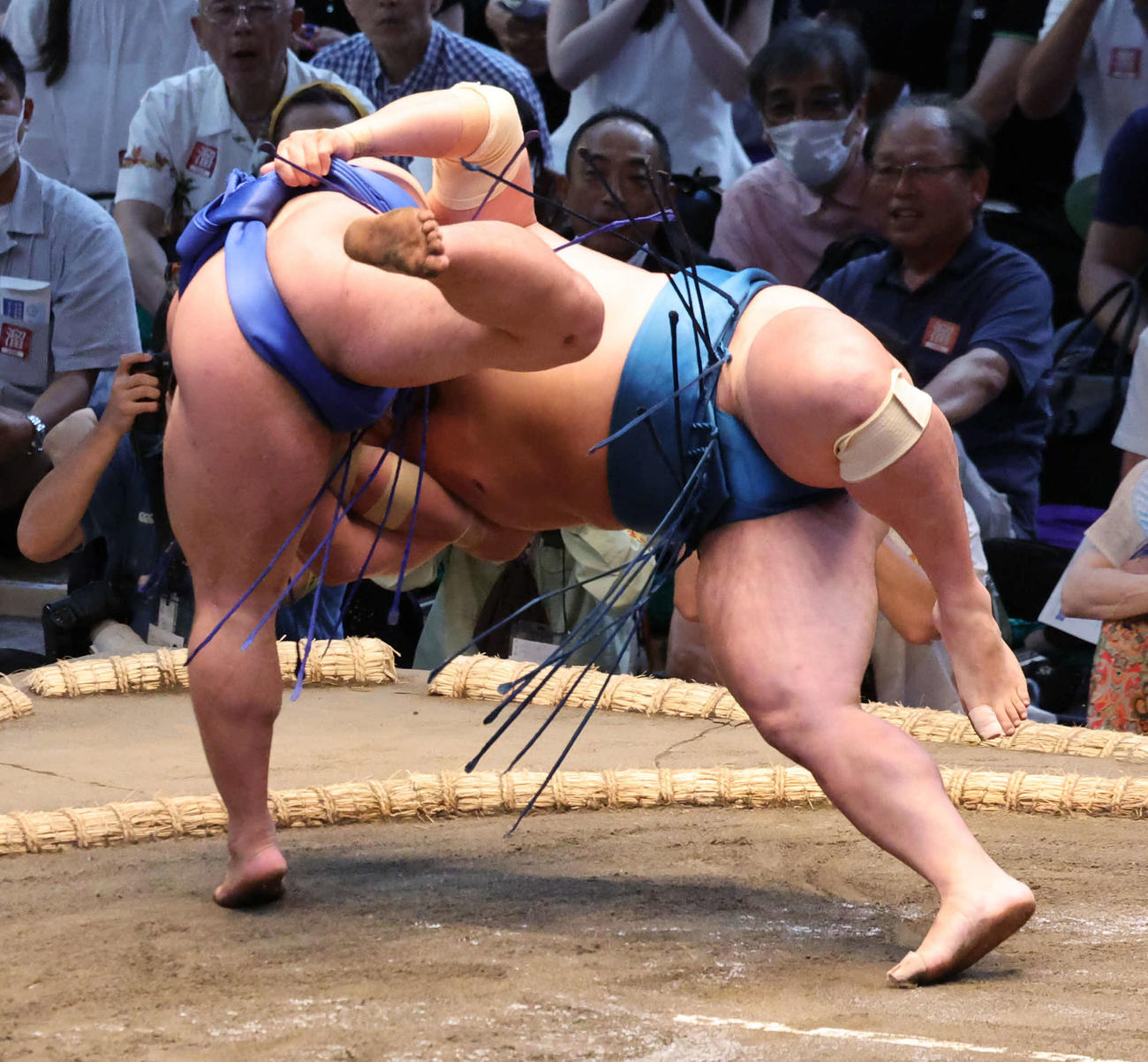 藤ノ川（左）は首投げで琴栄峰を下した（撮影・西尾就之）