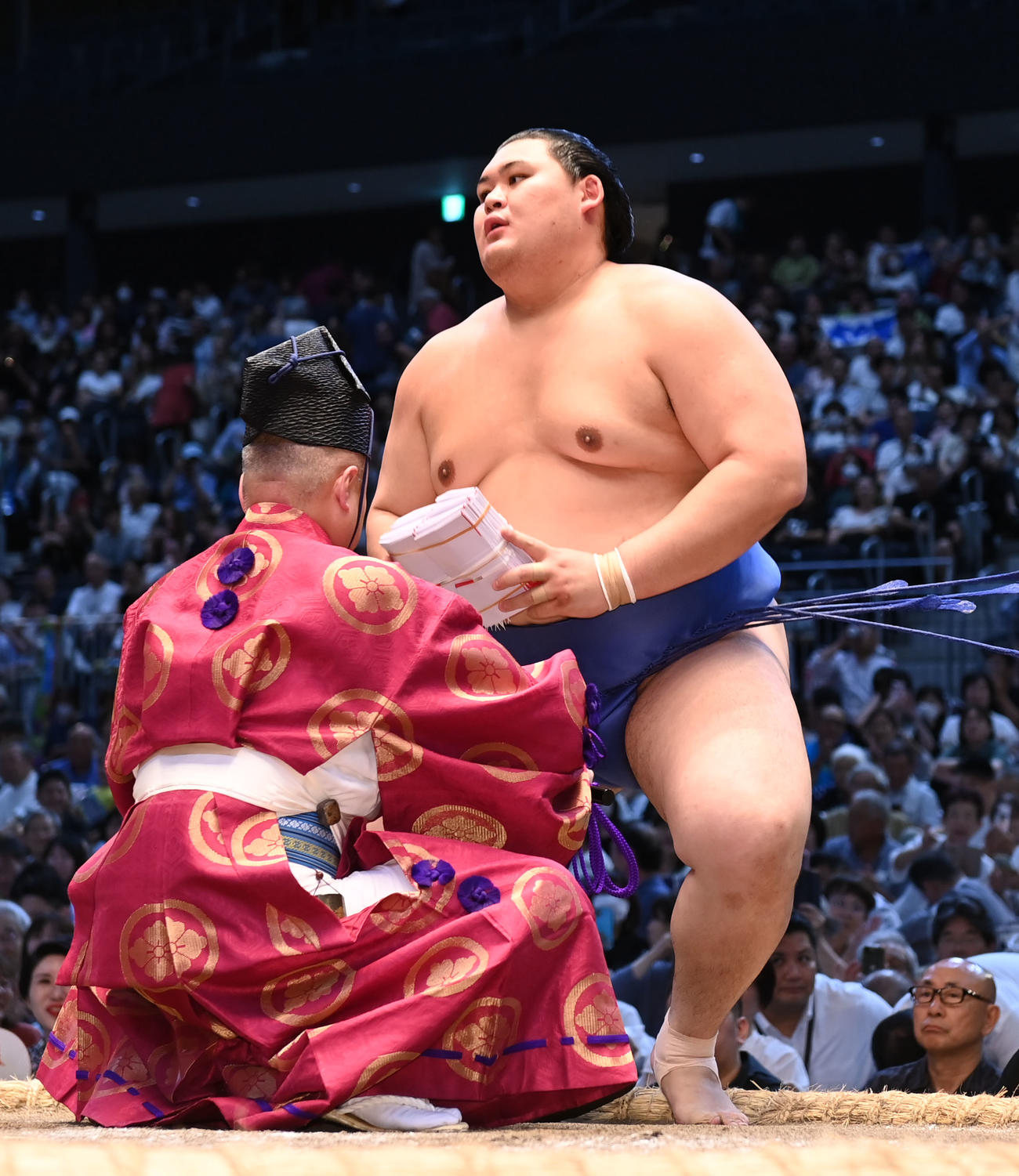 大の里（右）は阿武剋を押し出しで破り懸賞を受け取る（撮影・森本幸一）