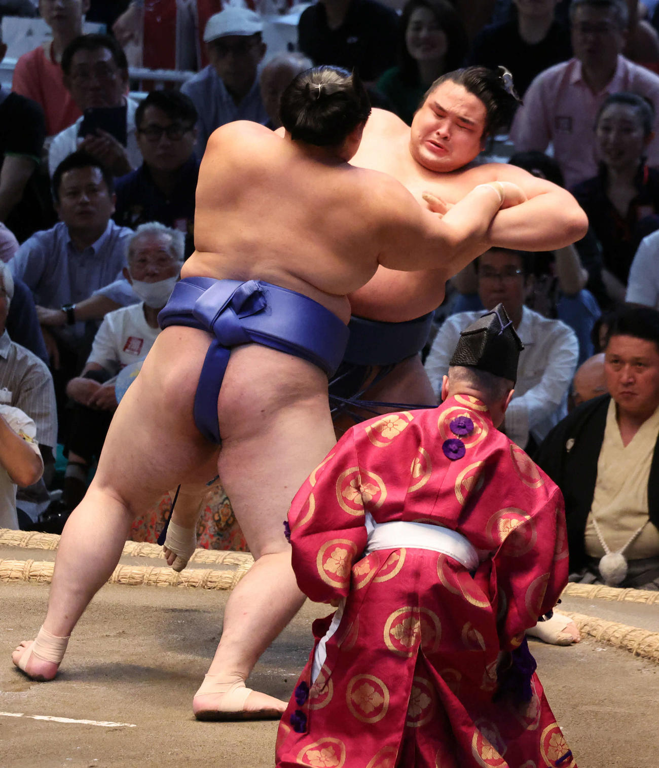 大の里に押し込まれる阿武剋。このまま大の里が押し出しで勝利（撮影・西尾就之）