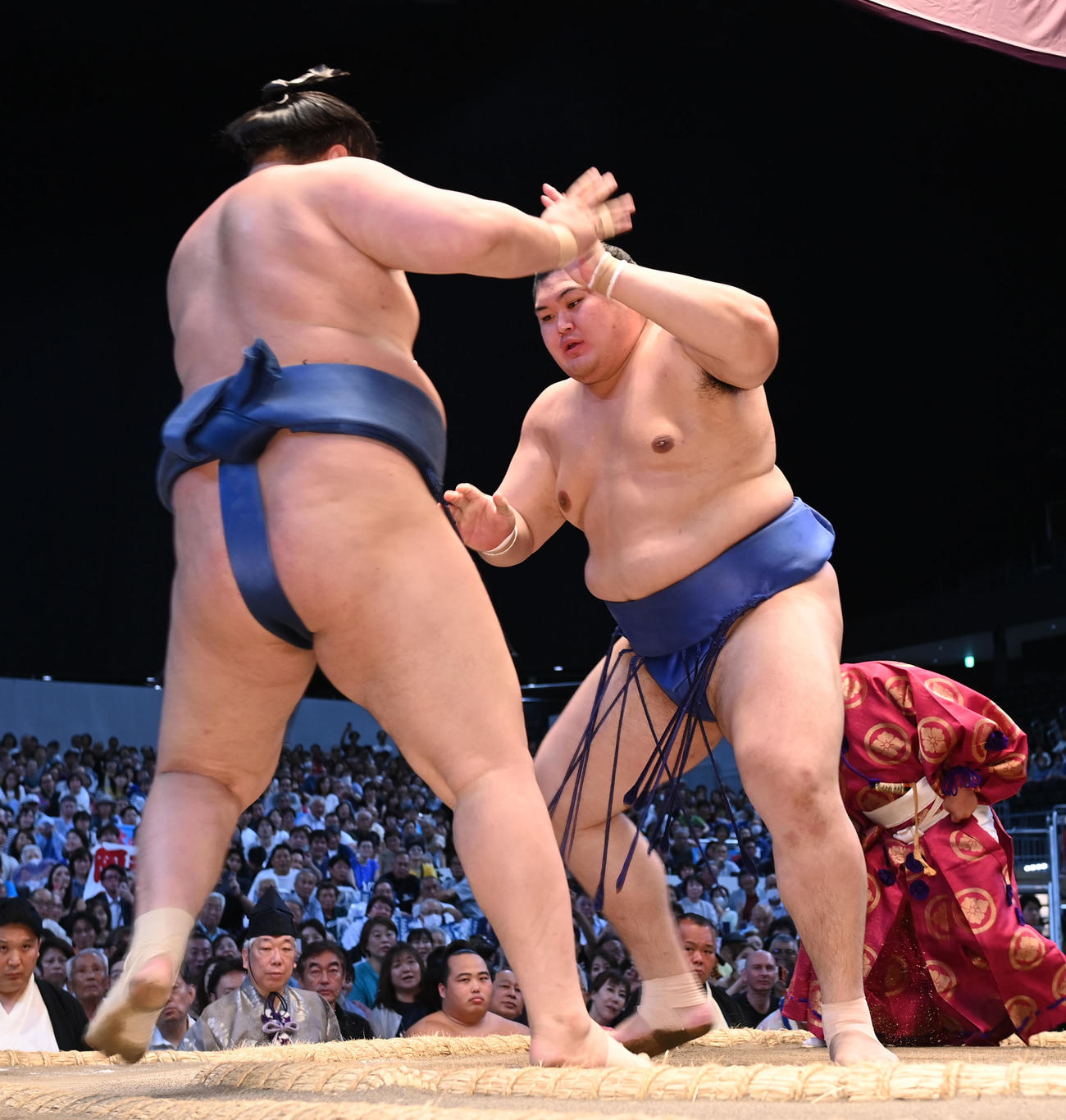 大の里（右）が阿武剋を押し出しで破る（撮影・森本幸一）