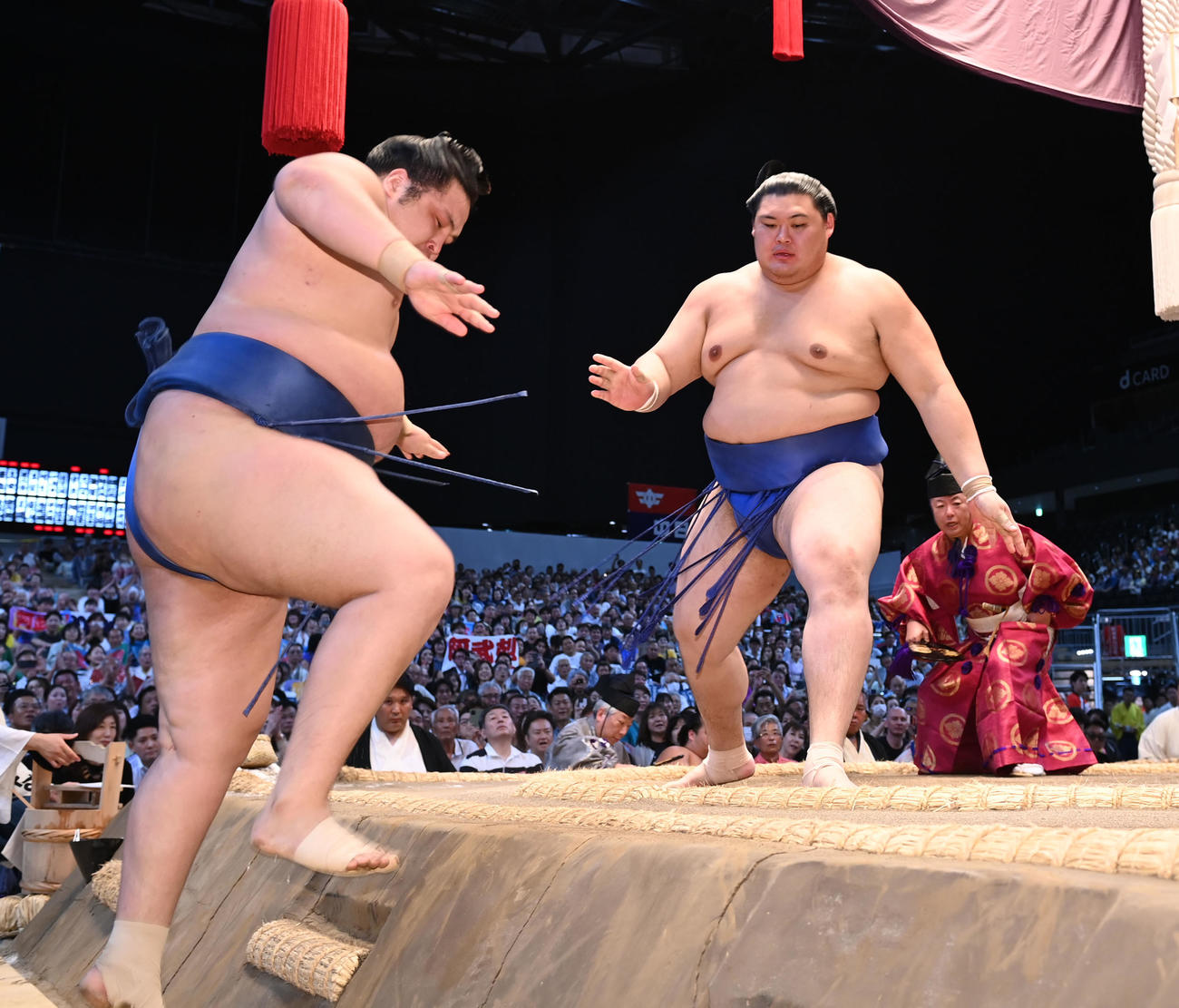 大の里（右）が阿武剋を押し出しで破る（撮影・森本幸一）
