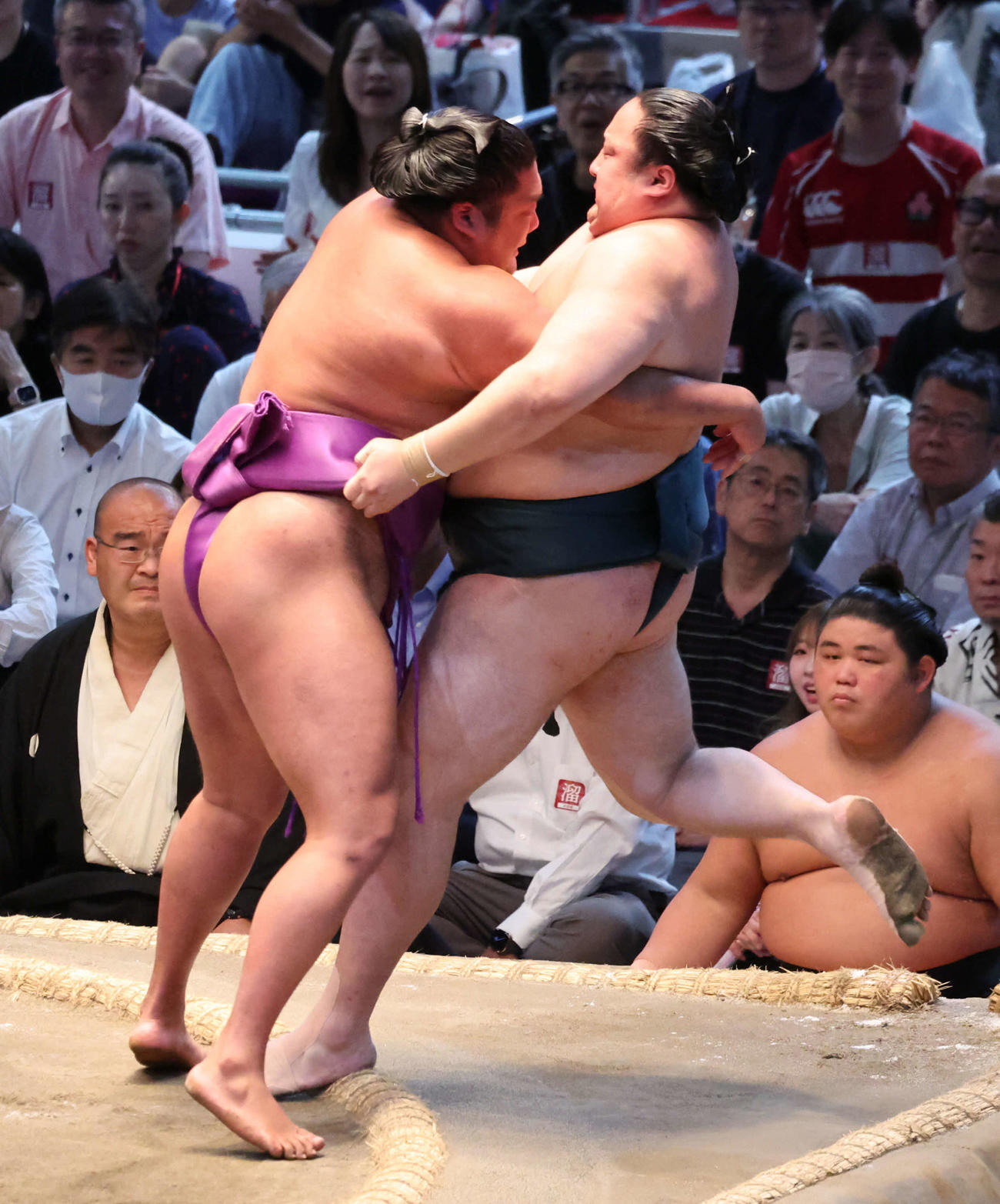 尊富士（左）は佐田の海を寄り切りで下す（撮影・西尾就之）