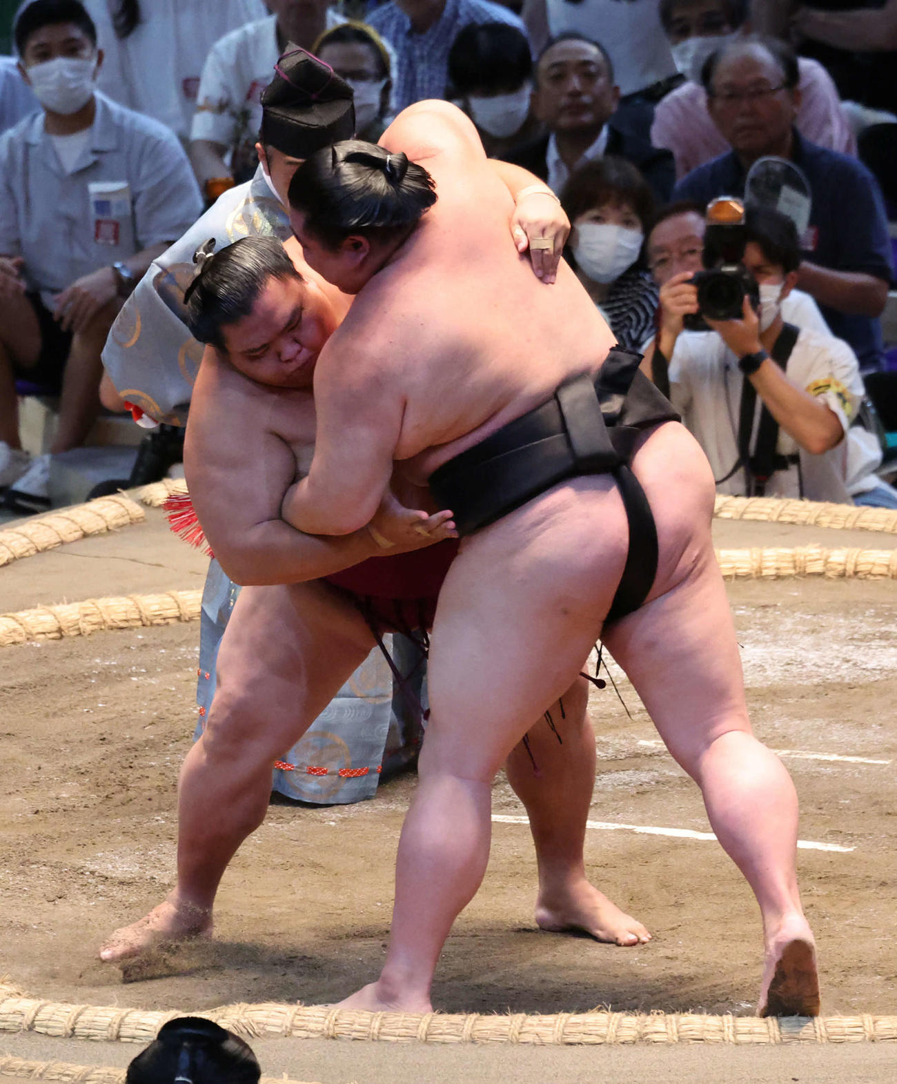 御嶽海（左）は寄り切りで正代を下し、全勝を守った（撮影・西尾就之）