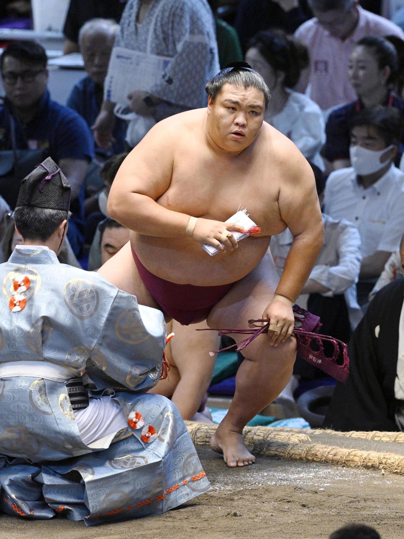 正代を破って全勝を守った御嶽海（共同）