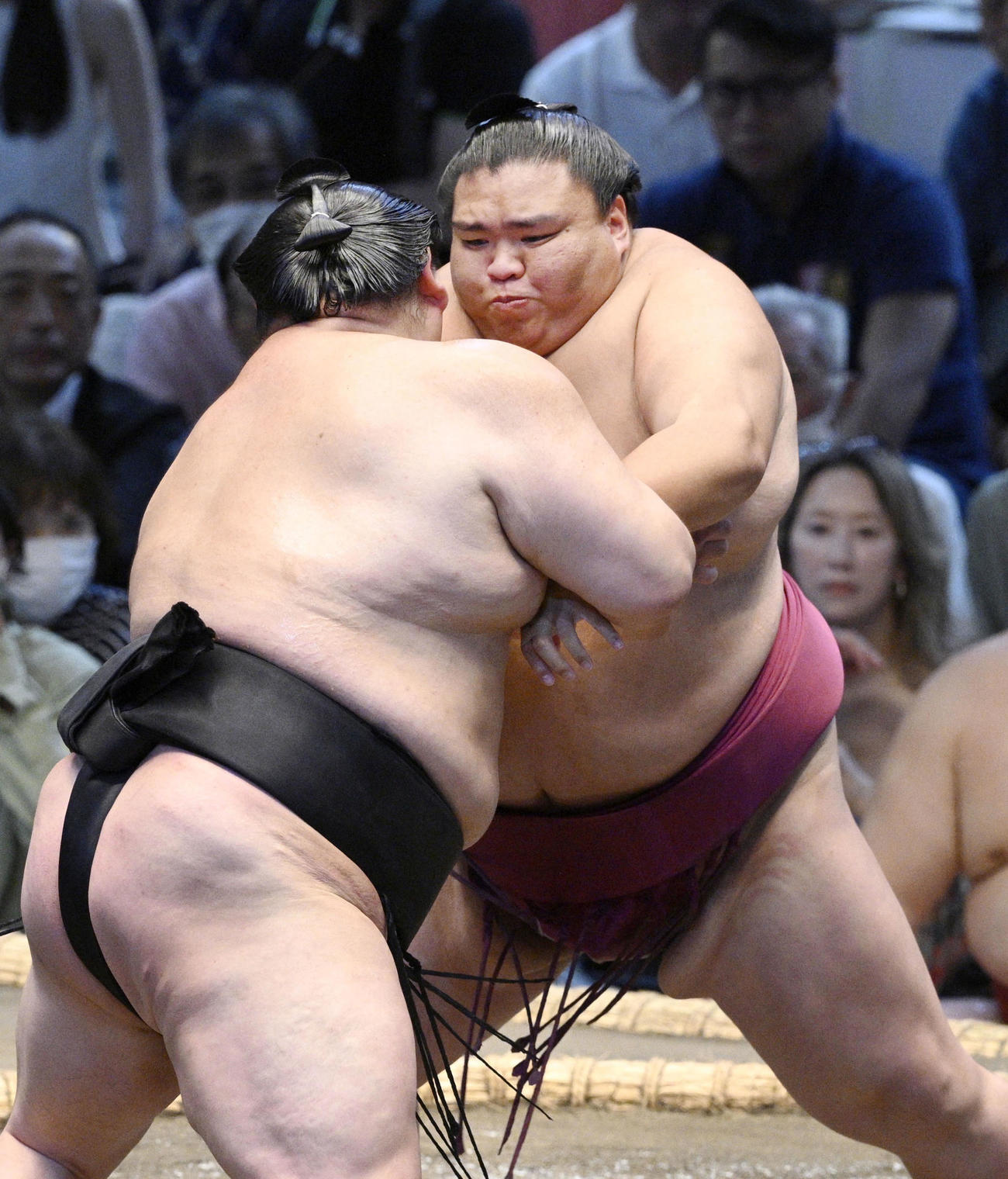 正代（左）を攻める御嶽海。寄り切りで破る（共同）