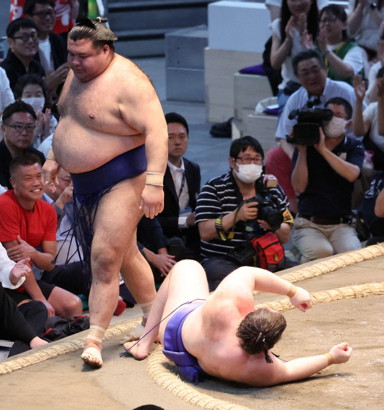 1敗対決で、高安は上手投げで安青錦を下した（撮影・西尾就之）