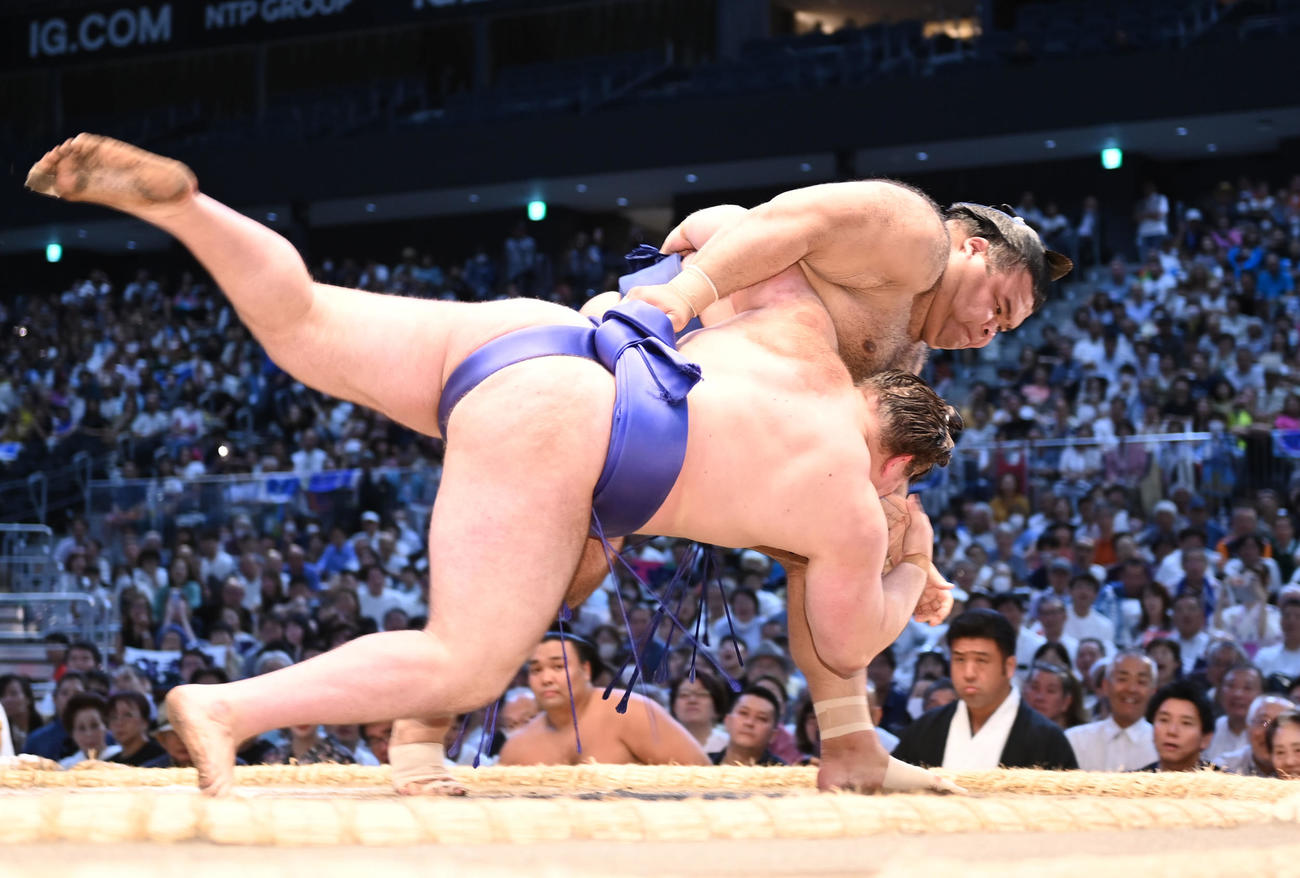 高安（右）が安青錦を上手投げで破る（撮影・森本幸一）