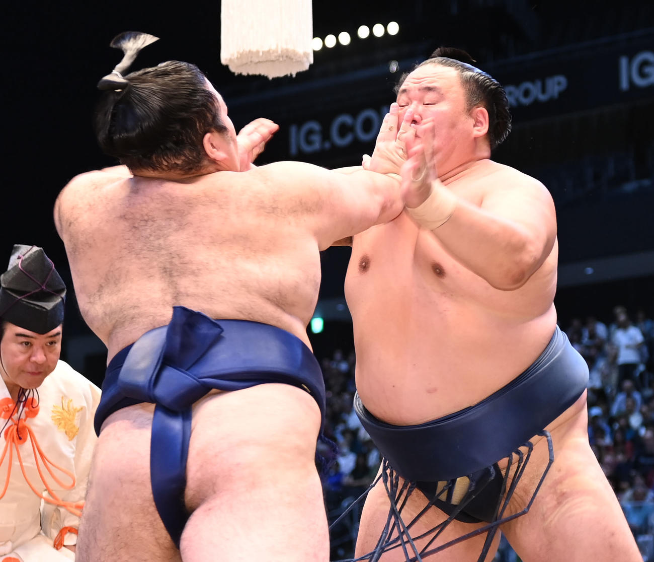 玉鷲（右）が豪ノ山を攻める（撮影・森本幸一）