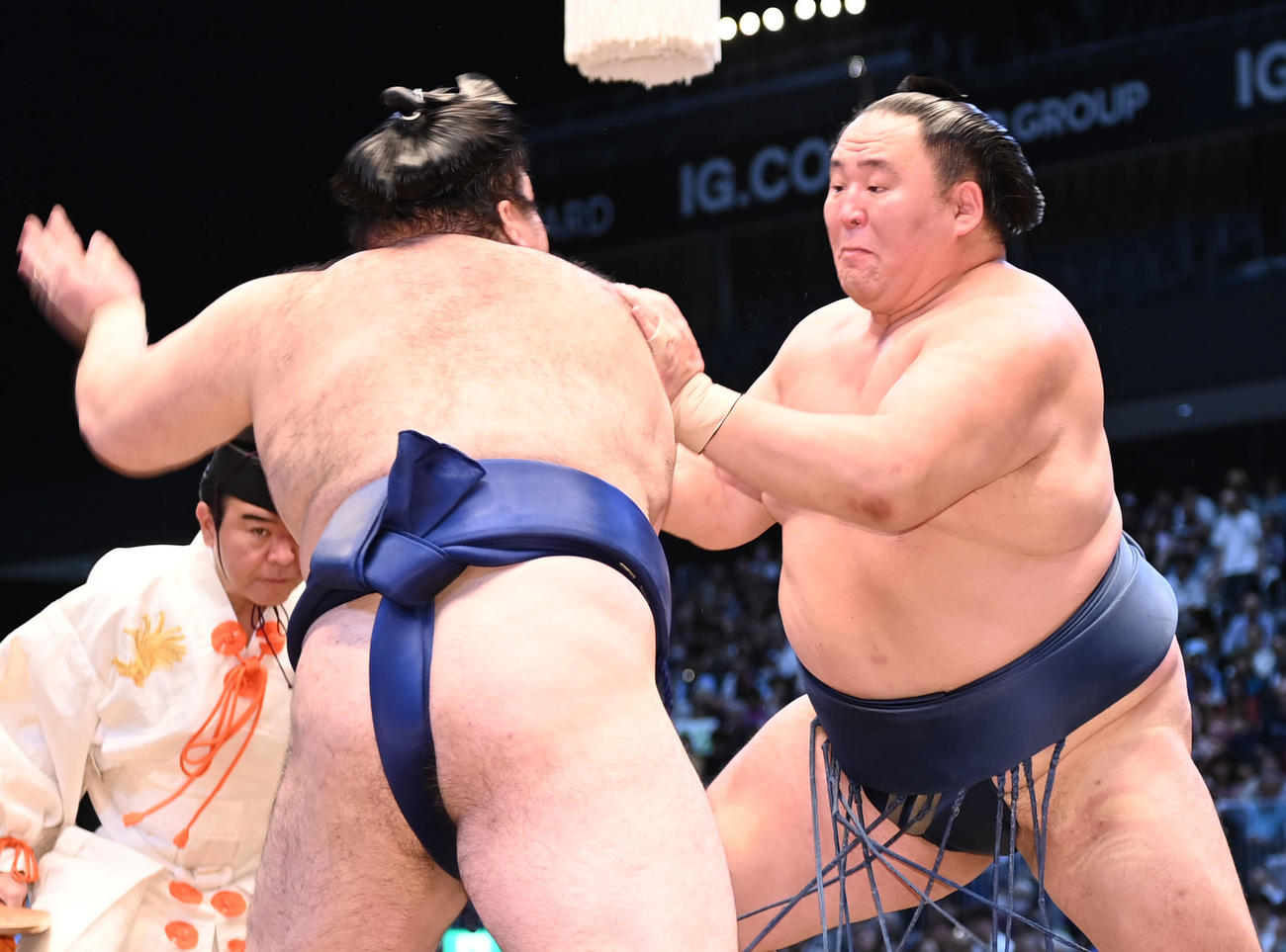 玉鷲（右）が豪ノ山を攻める（撮影・森本幸一）