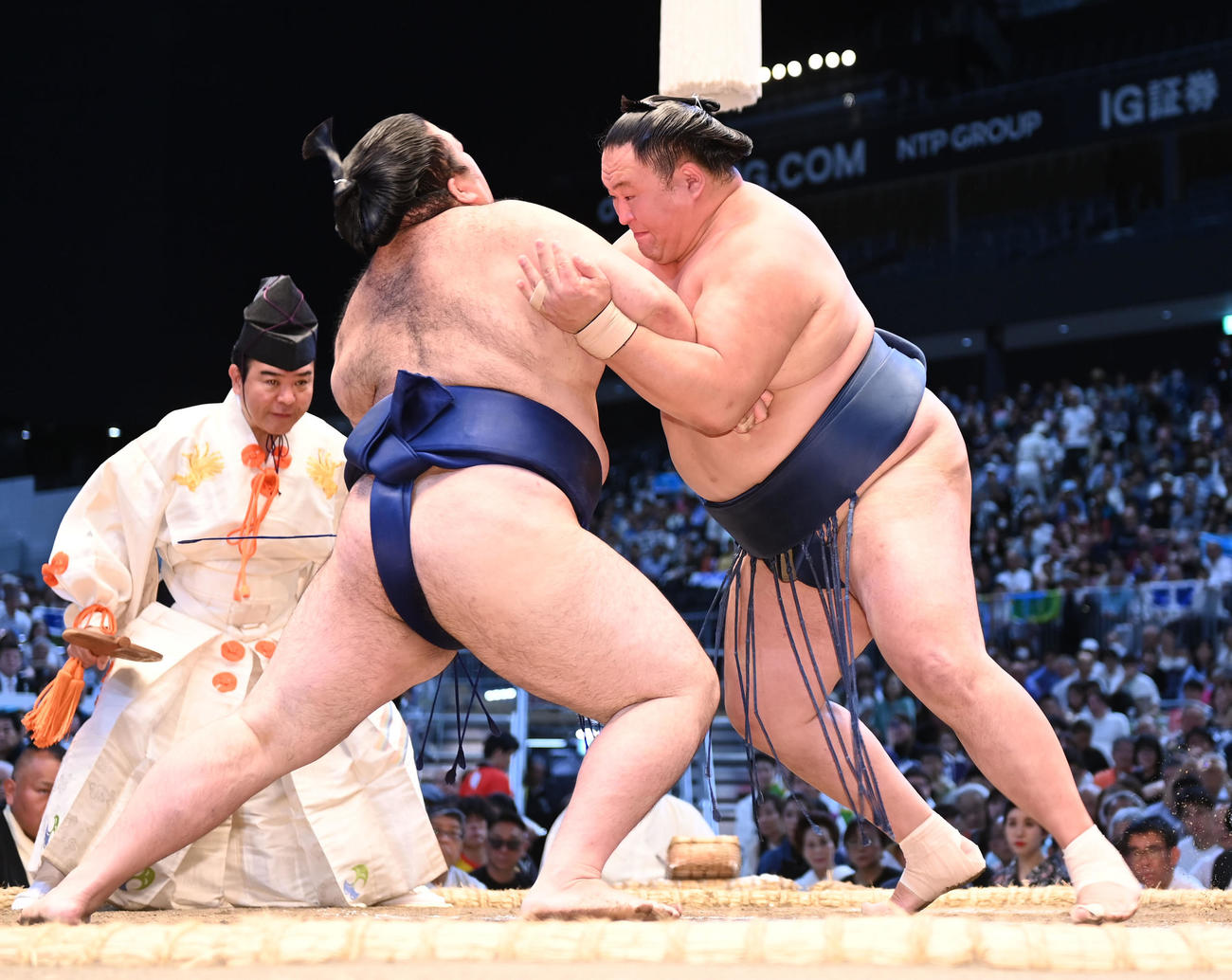 玉鷲（右）が豪ノ山を攻める（撮影・森本幸一）
