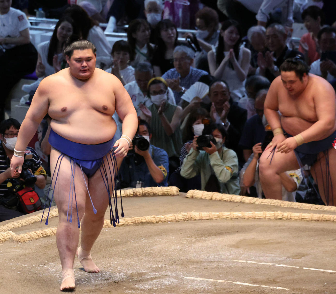 大の里（左）は阿武剋に押し出しで勝利し引き揚げる（撮影・西尾就之）