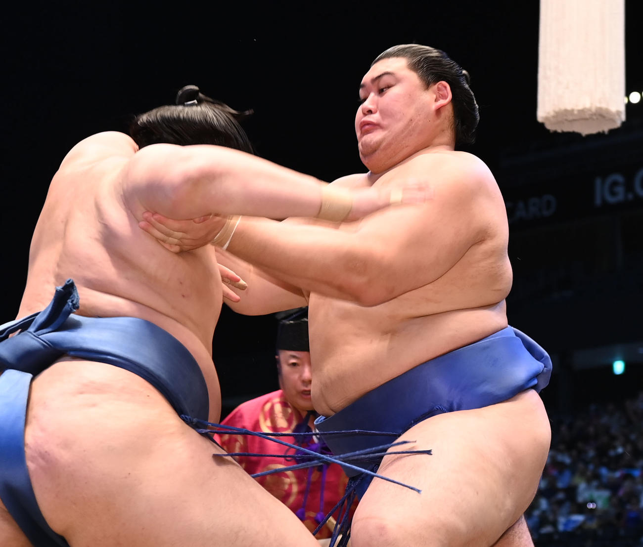 大の里（右）が阿武剋を攻める（撮影・森本幸一）