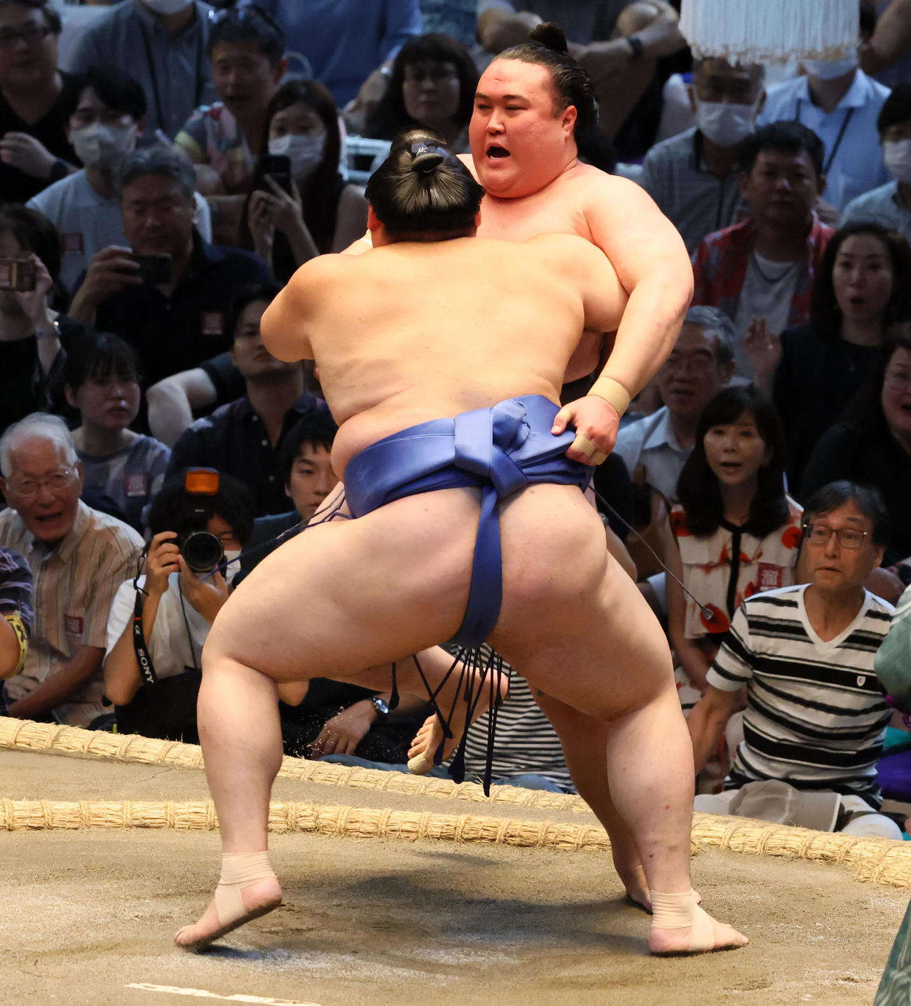 大の里（左）は寄り切りで金峰山に勝利（撮影・加藤哉）