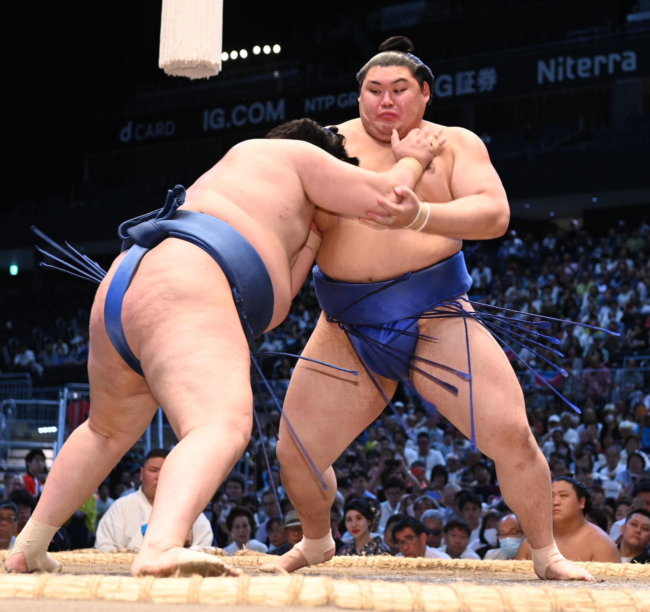大の里（右）が阿武剋を攻める（撮影・森本幸一）
