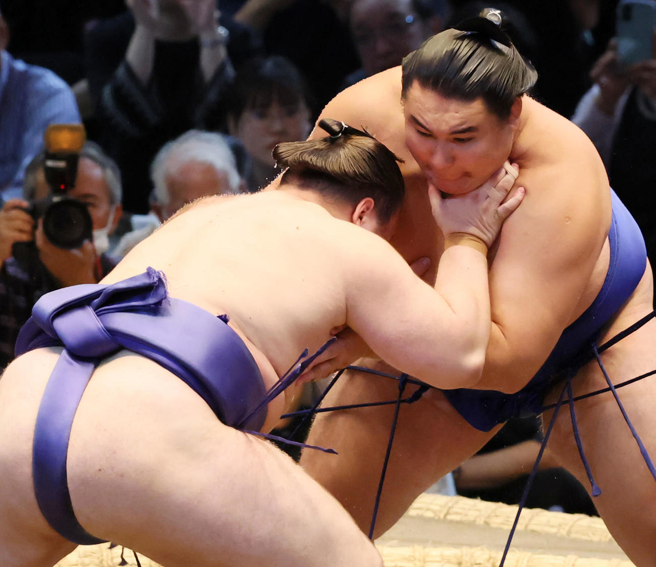 安青錦(左）は欧勝馬へのど輪を繰り出す（撮影・加藤哉）