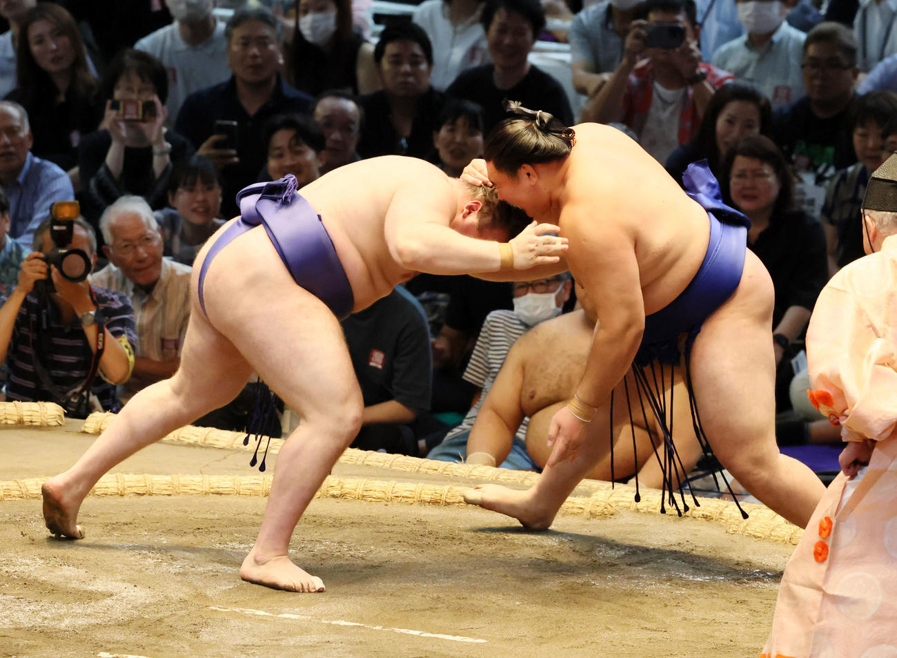 安青錦(左）は欧勝馬から頭に手をかけられるがなんとか堪える（撮影・加藤哉）