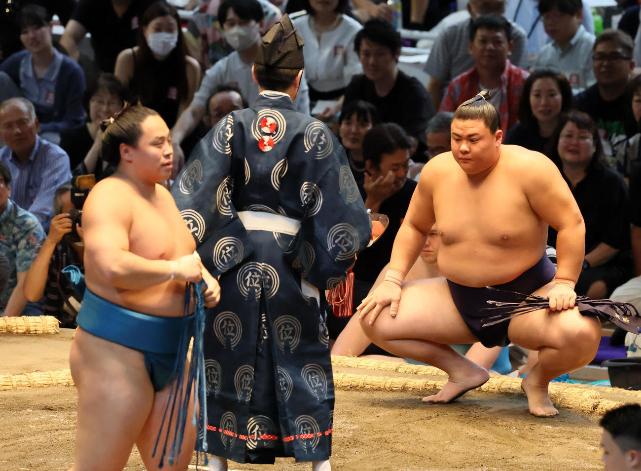 くい投げで琴栄峰(左）に勝利し勝ち名乗りを受ける草野（撮影・加藤哉）