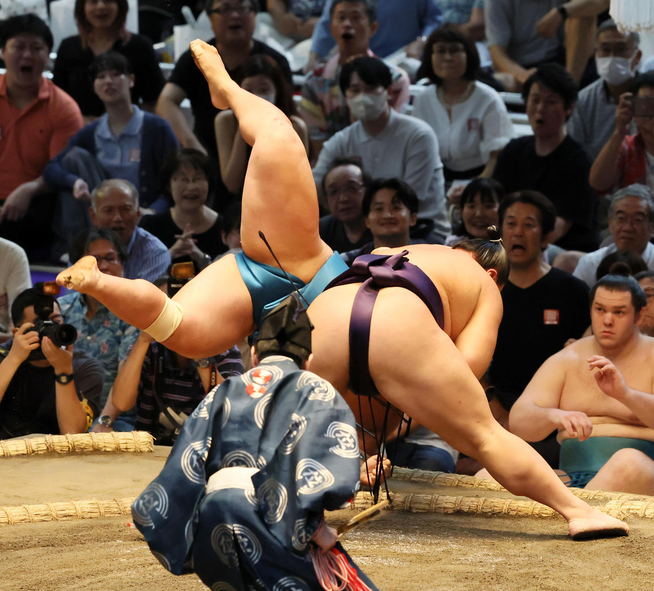すくい投げで琴栄峰(左）に勝利した草野（撮影・加藤哉）