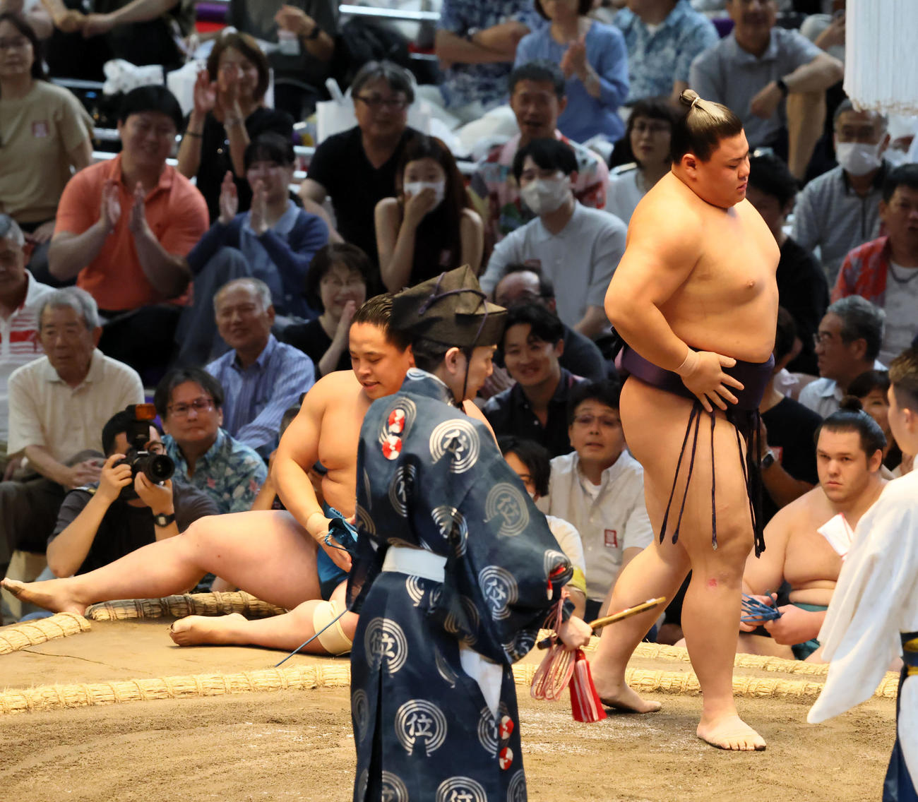 すくい投げで琴栄峰(左）に勝利した草野（撮影・加藤哉）