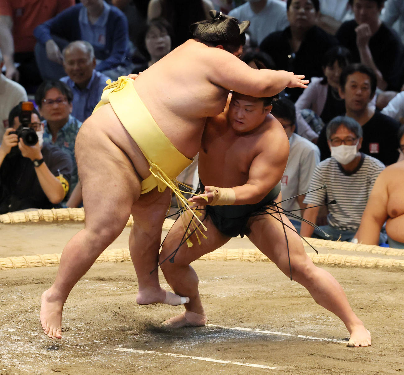 翠富士は寄り切りで嘉陽(左）に勝利（撮影・加藤哉）