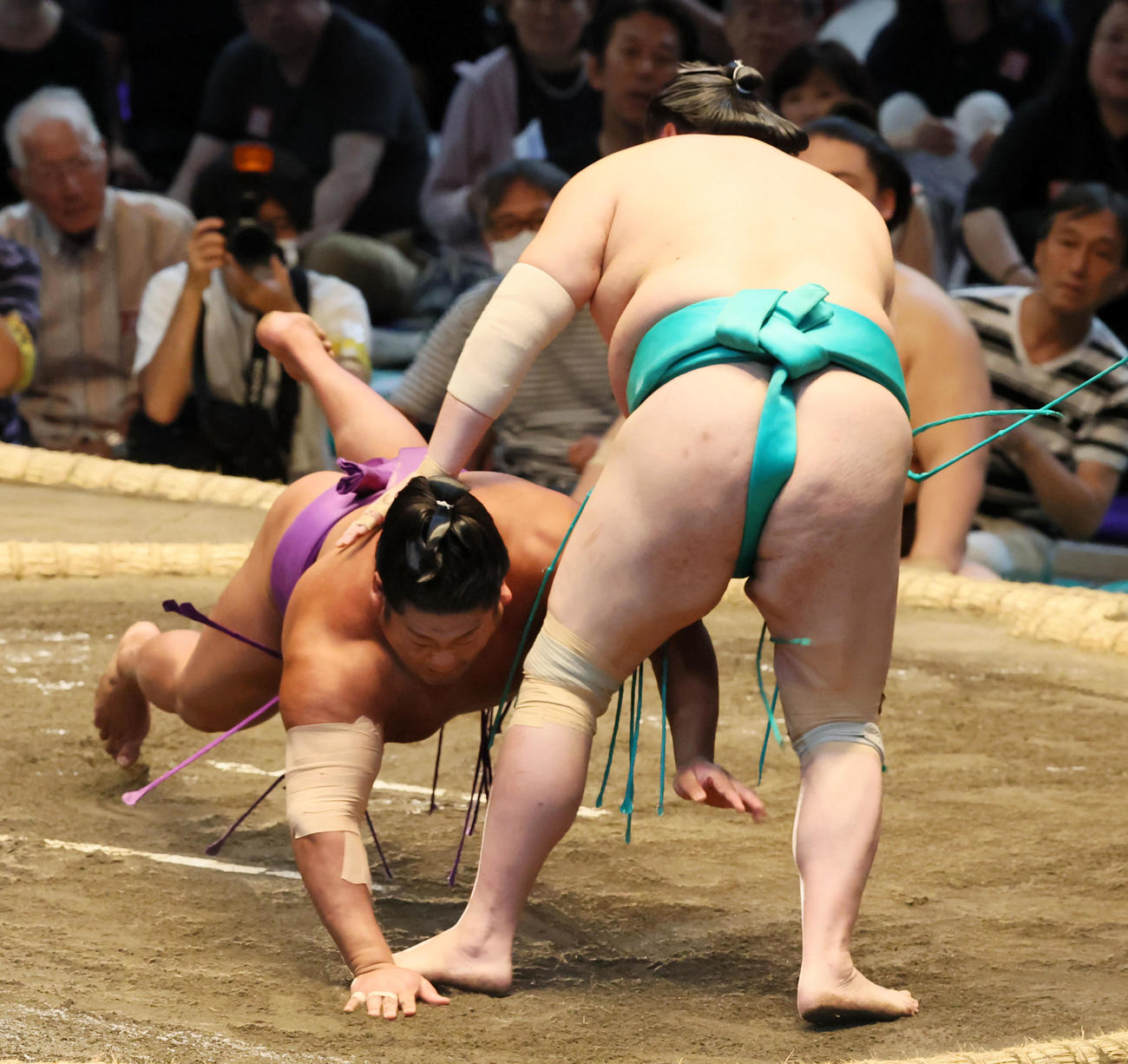 一山本(右）ははたき込みで尊富士に勝利（撮影・加藤哉）