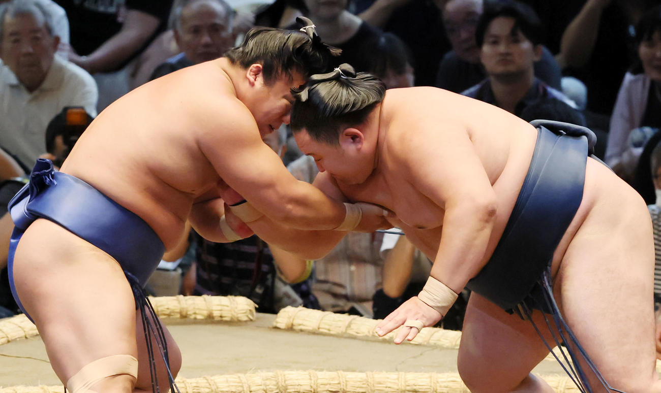 玉鷲（右）は押し出しで若隆景に勝利（撮影・加藤哉）