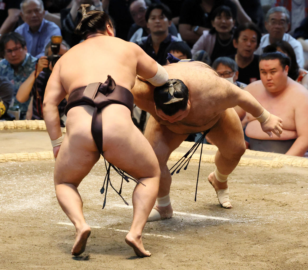 霧島（左）ははたき込みで高安に勝利（撮影・加藤哉）