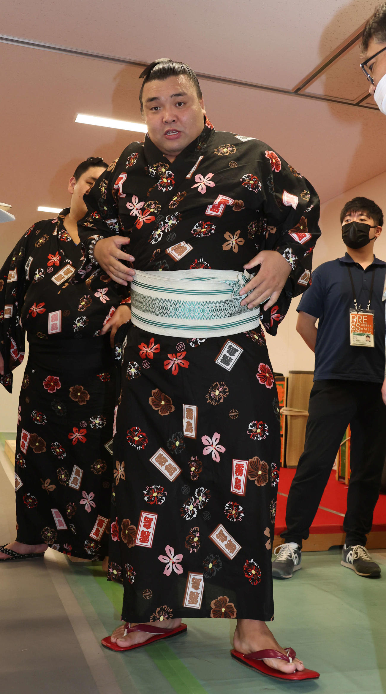 1敗を守った霧島は悠然と引き揚げる（撮影・西尾就之）