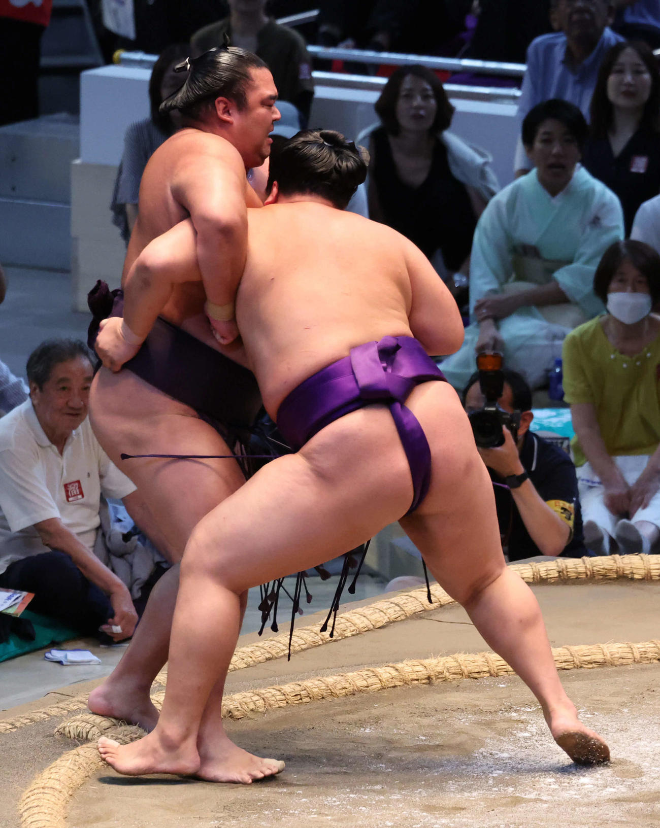 十両の1敗対決は大青山（右）が湘南乃海を寄り切りで破った（撮影・西尾就之）