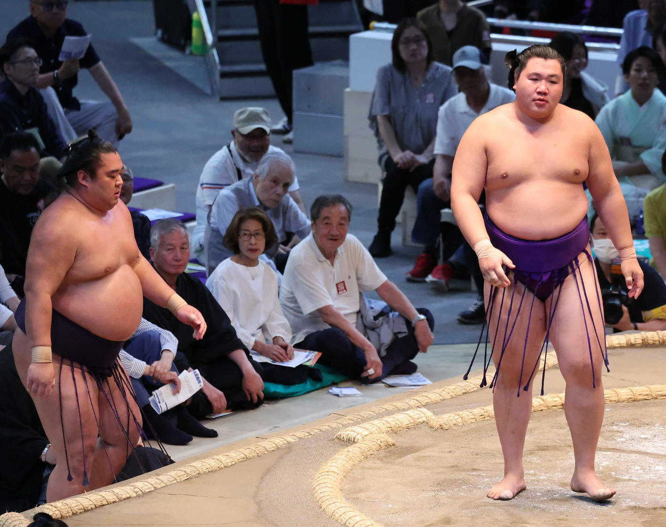 十両の1敗対決は大青山（右）が湘南乃海を寄り切りで破った（撮影・西尾就之）