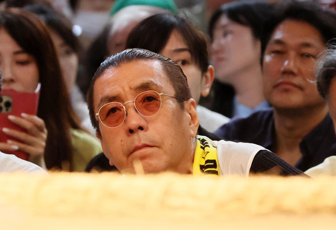 土俵溜で観戦する嘉門タツオ（撮影・加藤哉）