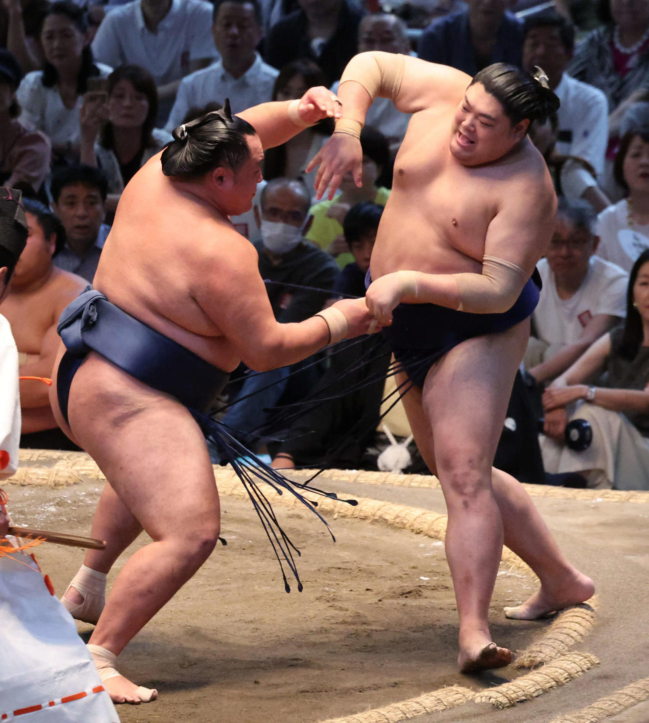 玉鷲（左）は押し出しで阿炎に完勝し、1敗をキープした（撮影・西尾就之）