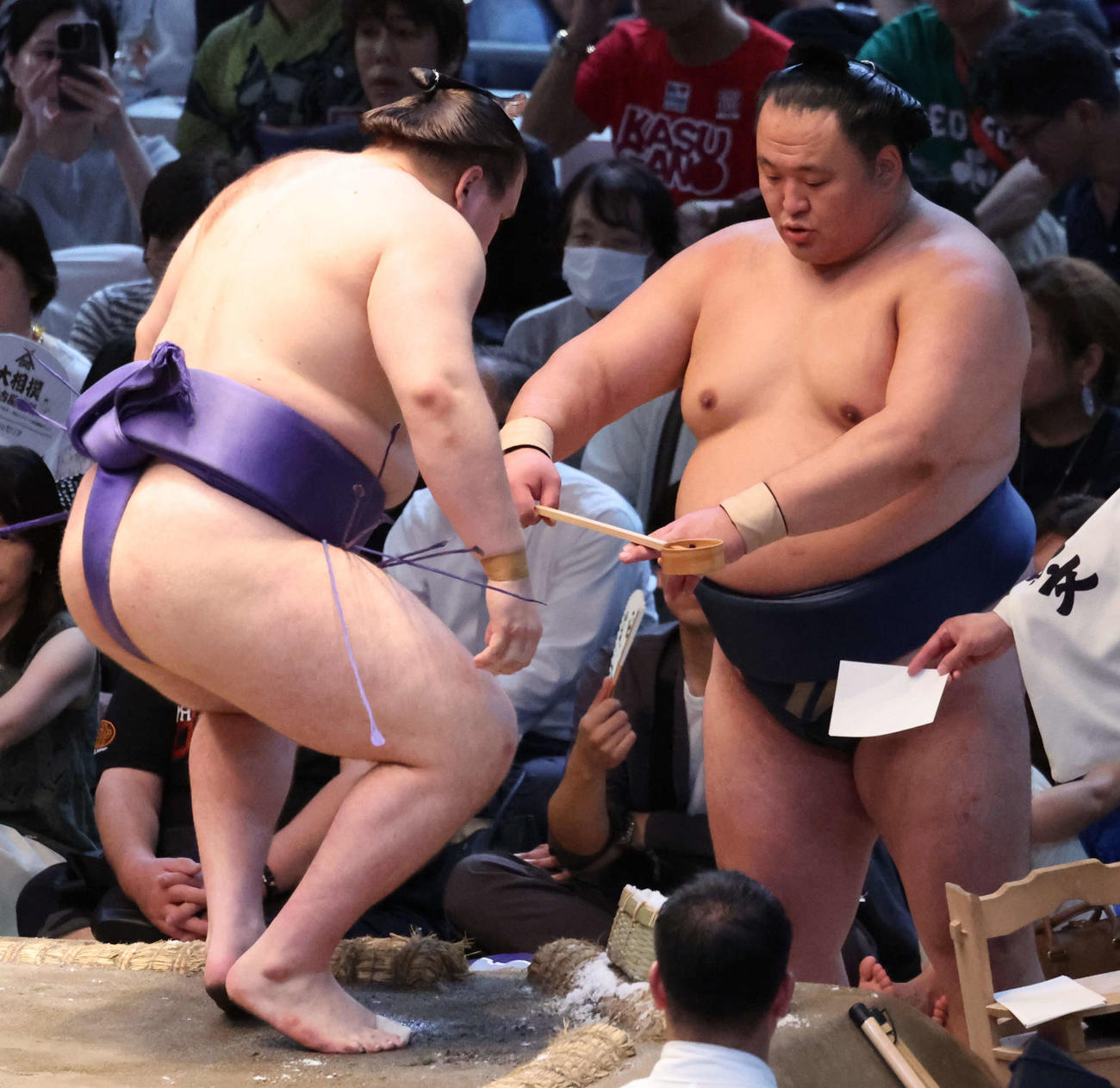 1敗を守った玉鷲（右）は安青錦に力水をつける（撮影・西尾就之）