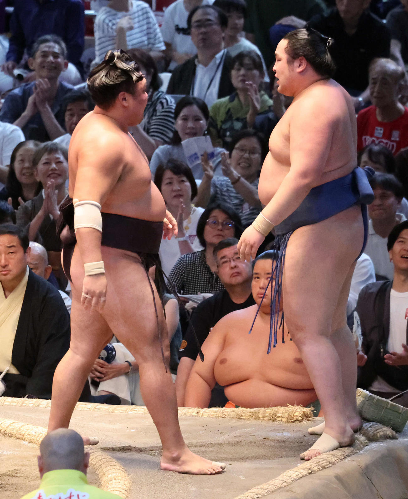 霧島（左）は阿武剋を押し出しで破ったあと、歩み寄ってにらむ（撮影・西尾就之）