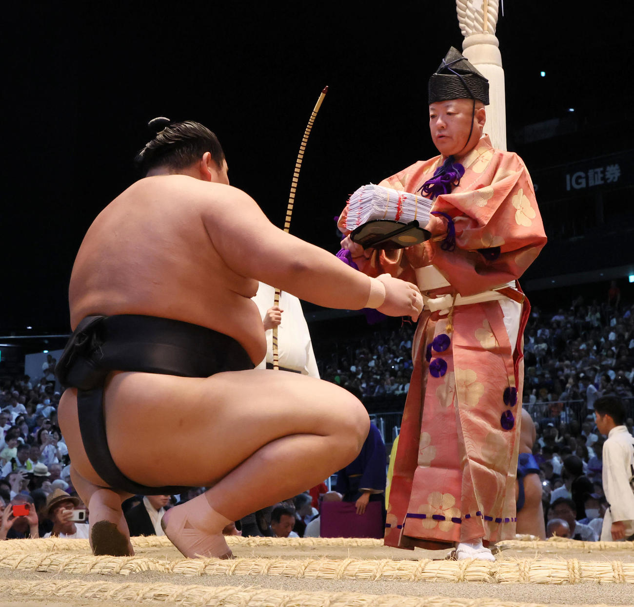 大の里を破り木村庄之助から懸賞金を受け取る伯桜鵬（撮影・加藤哉）
