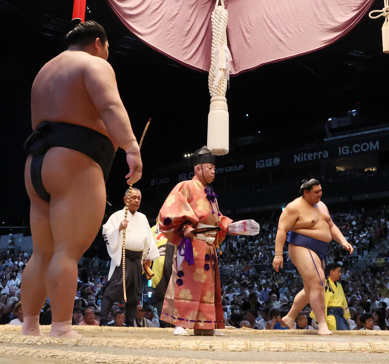 伯桜鵬(左）に敗れ金星を配給した大の里（撮影・加藤哉）