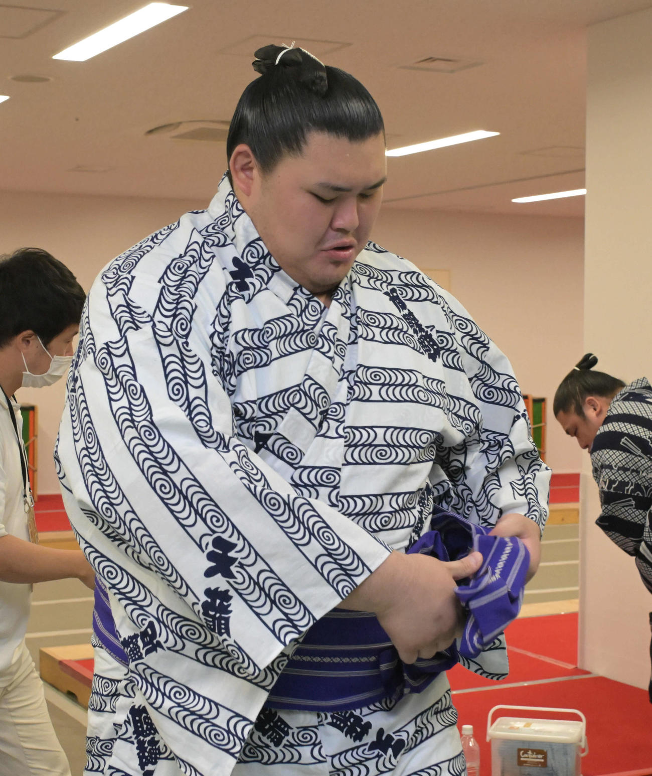 2敗目を喫した大の里は支度部屋から引き揚げる