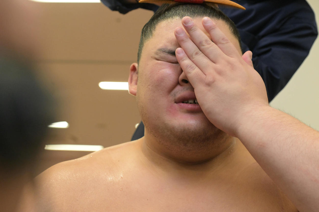 2敗目を喫した大の里は支度部屋で汗を拭う（代表撮影）