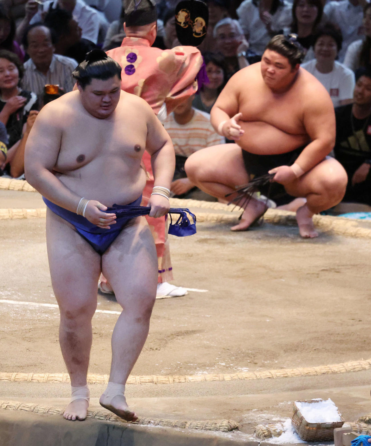 勝った伯桜鵬（右）が勝ち名乗りを受けるのを尻目に引き揚げる大の里（撮影・西尾就之）
