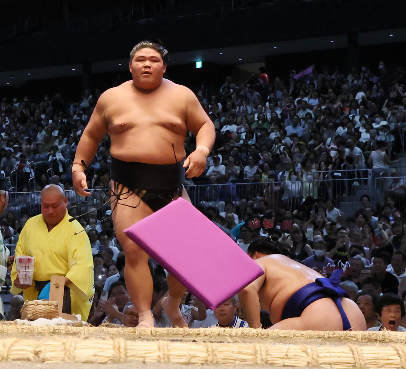 伯桜鵬(左）は押し出しで大の里を破り館内から投げられた座布団が土俵上を舞った（撮影・加藤哉）