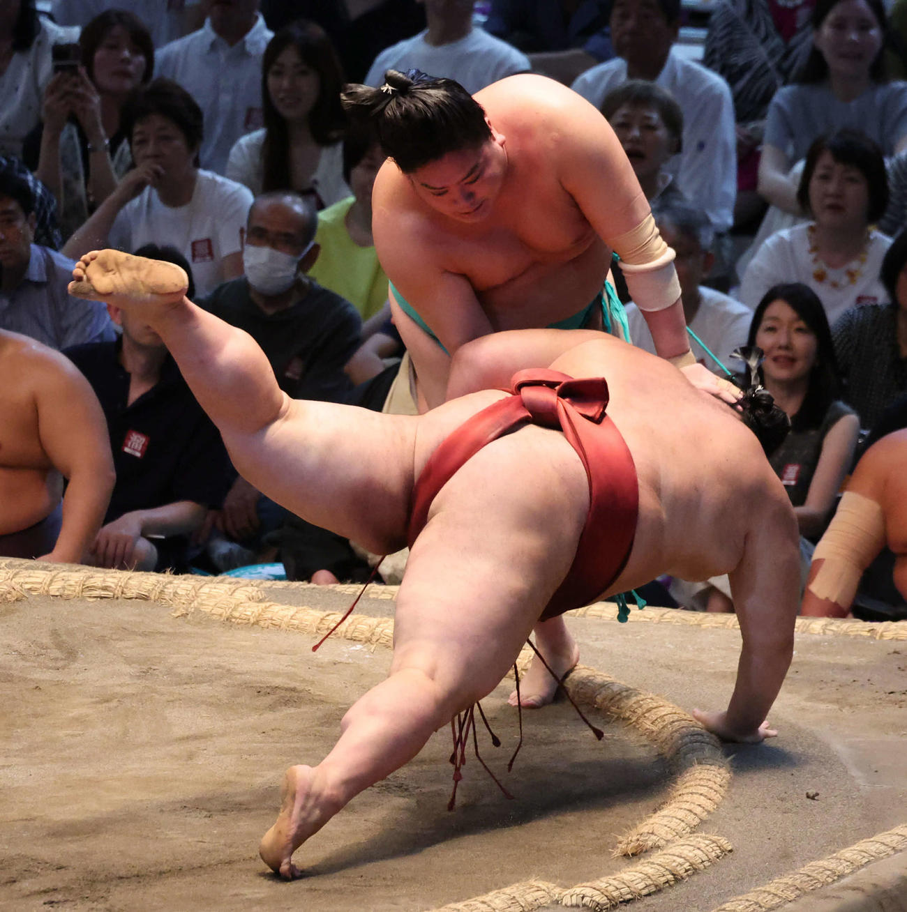 一山本は下手出し投げで熱海富士を破り、1敗を守った（撮影・西尾就之）