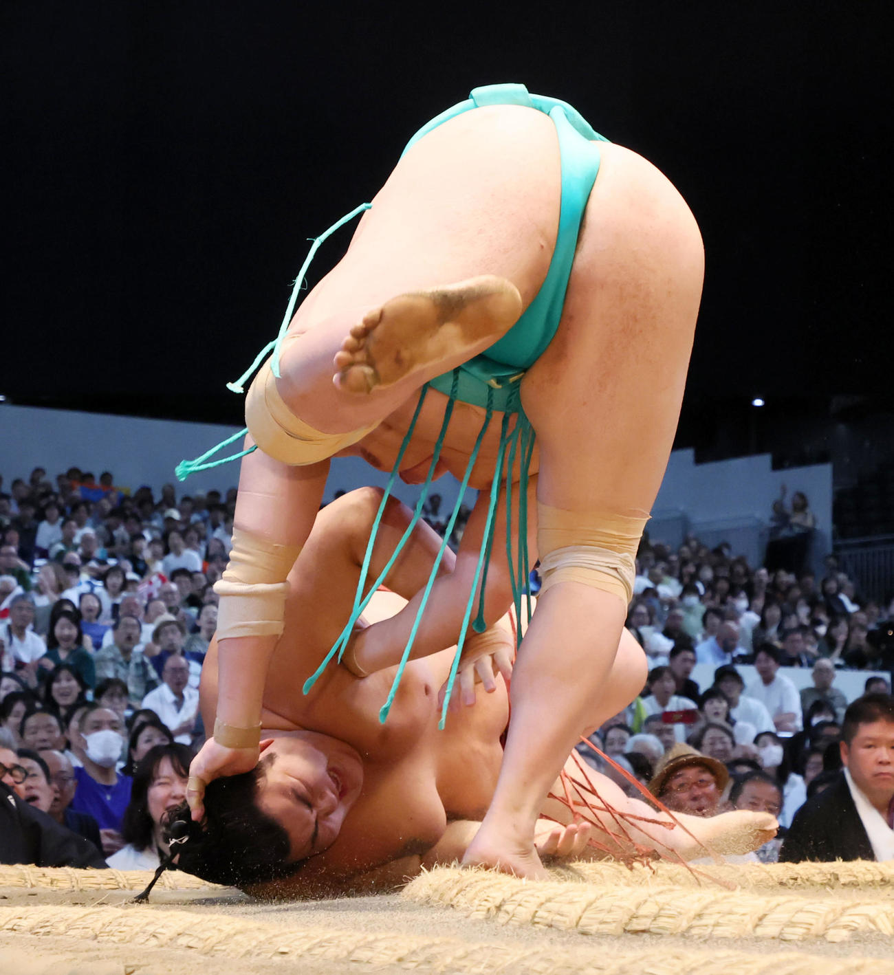 一山本(右）は熱海富士を下手出し投げで下す（撮影・加藤哉）