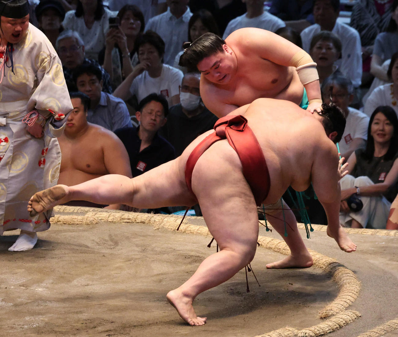 一山本は下手出し投げで熱海富士を破り、1敗を守った（撮影・西尾就之）