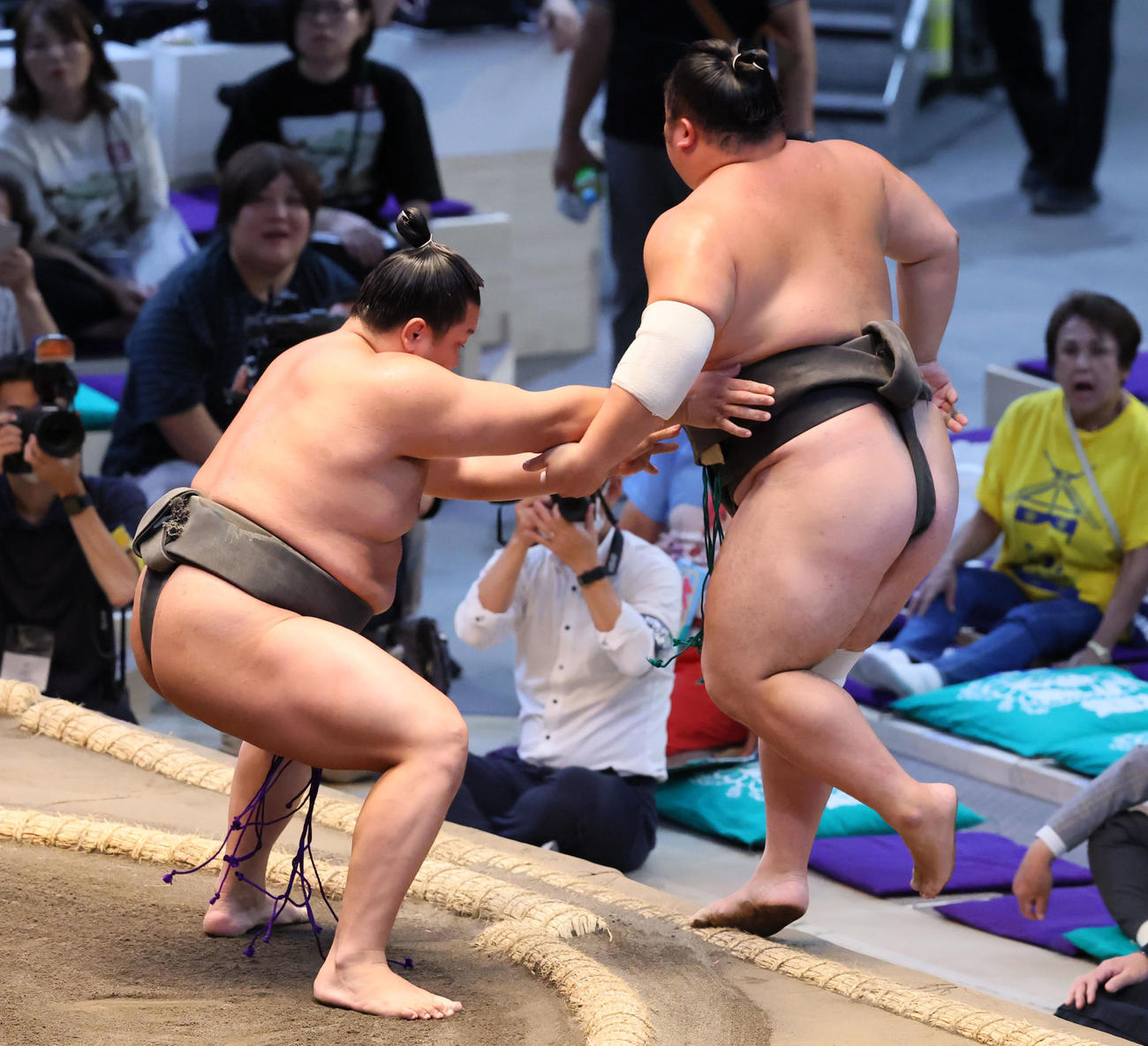 朝白龍(左）は寄り切りで上戸を下す（撮影・加藤哉）